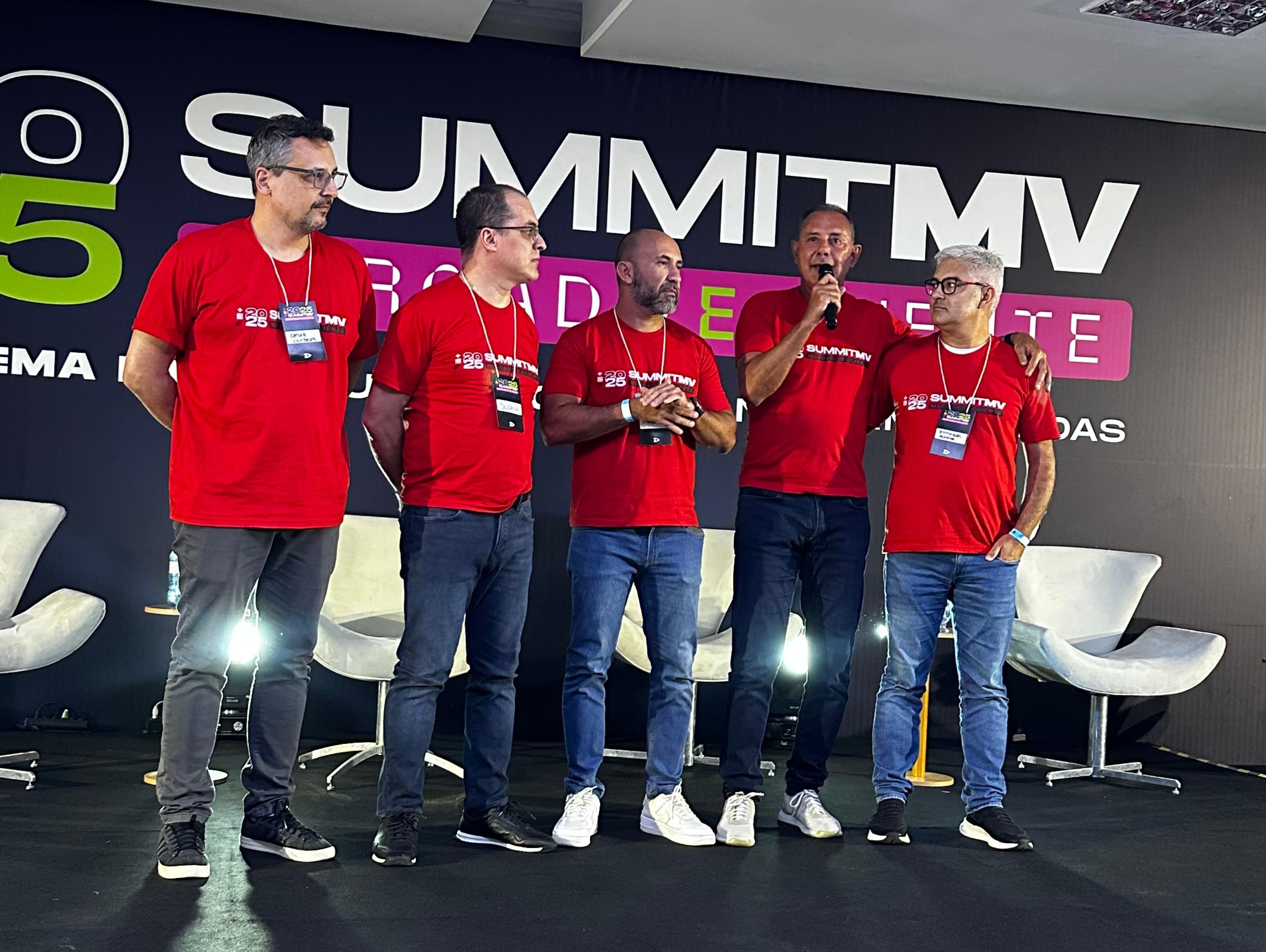 Paulo Magnus, CEO da MV, apresenta a aquisição da SpinCare durante o Summit MV 2025. (Foto: Divulgação/MV)